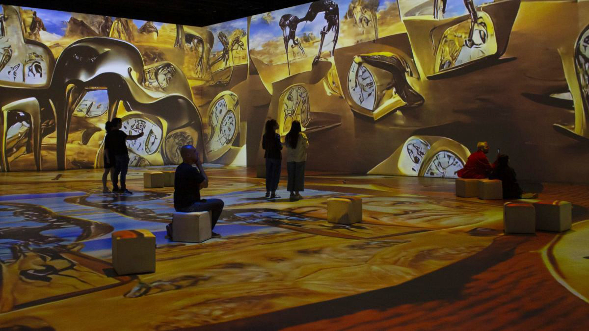 Visita a l'exposició immersiva: Dalí boulevard cibernètic
